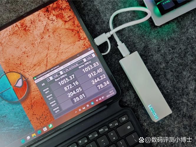 使用航空级铝合金打造的超迷你移动存储设备,支持10gbps高速率和usb